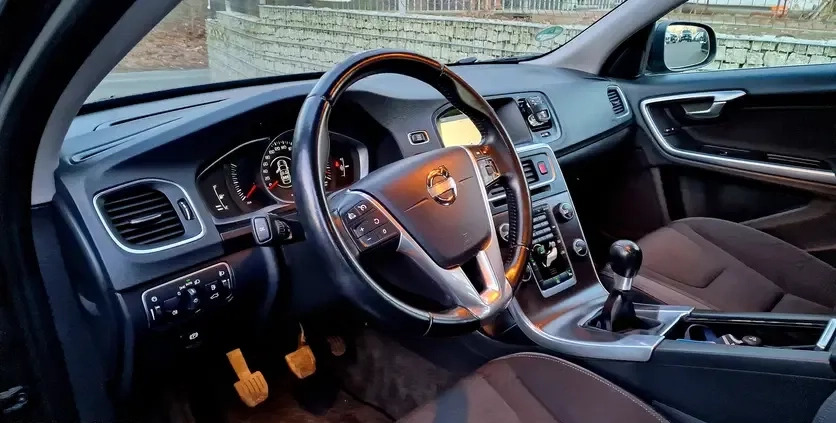 Volvo V60 cena 37999 przebieg: 200000, rok produkcji 2013 z Gąbin małe 562